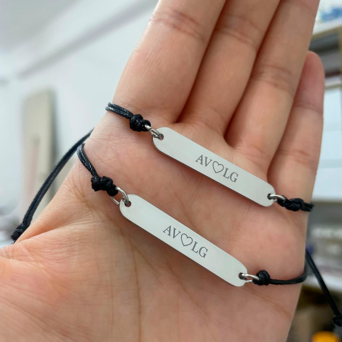 Pulsera tejida con placa grabada de Acero