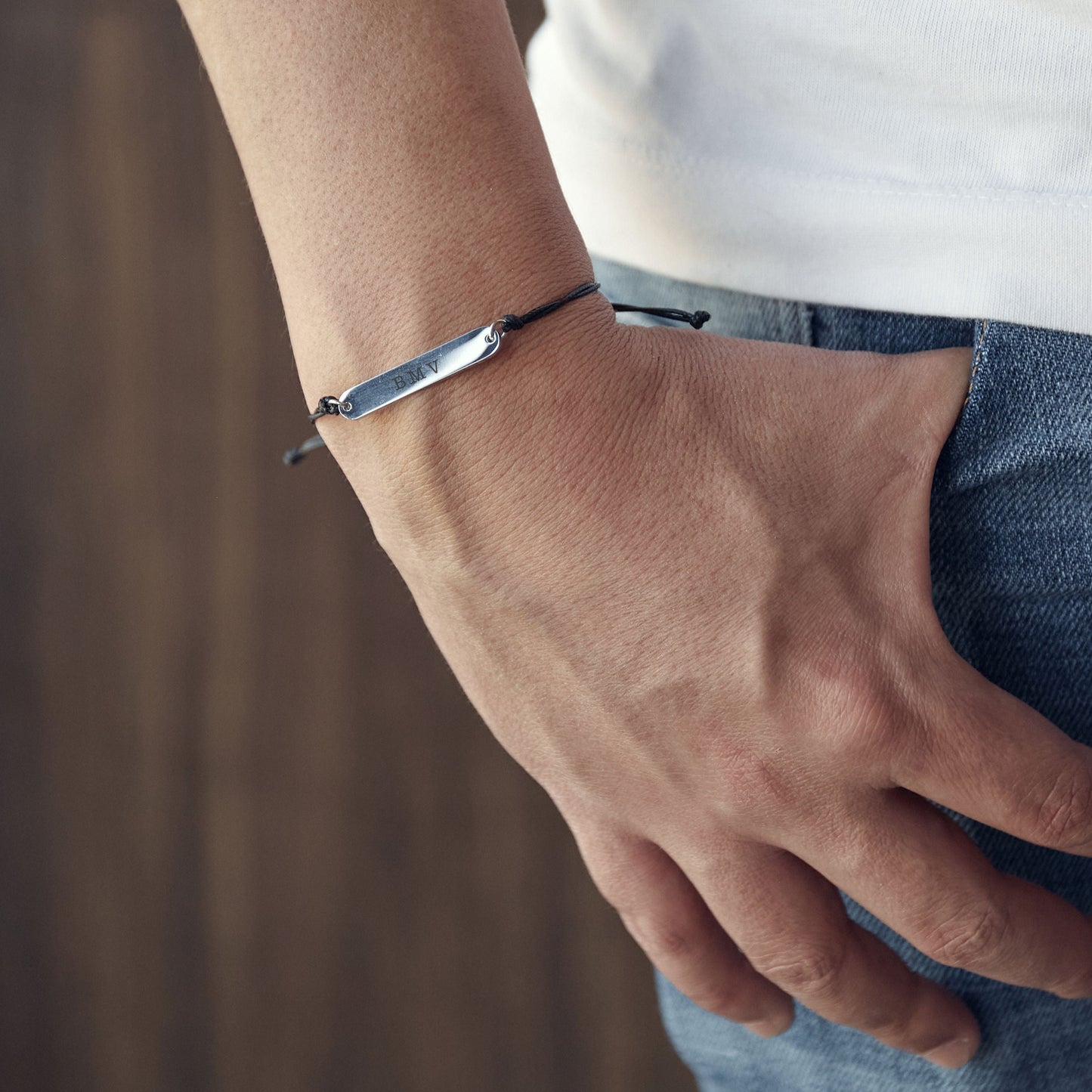 Pulsera tejida con placa grabada de acero